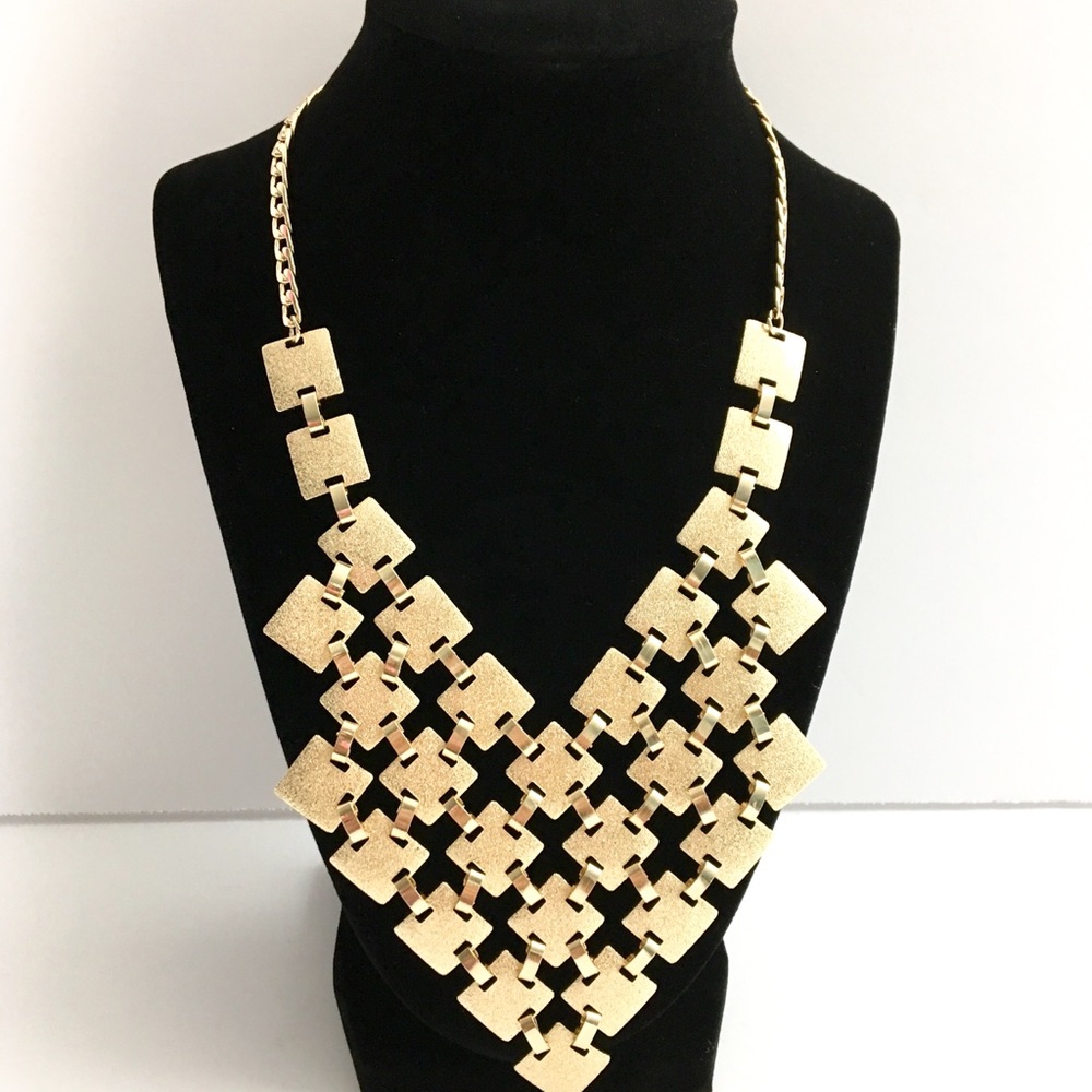 Beautiful Shocker Gold Necklace/Triangles Shapes.